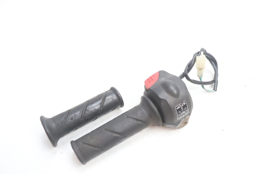 photo de COMMODO DROIT PEUGEOT VIVACITY 50 (2004 - 2009) - Autre angle de vue