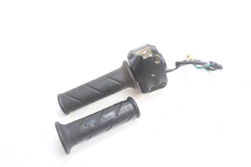 photo de COMMODO DROIT PEUGEOT VIVACITY 50 (2004 - 2009) - Gros plan technique