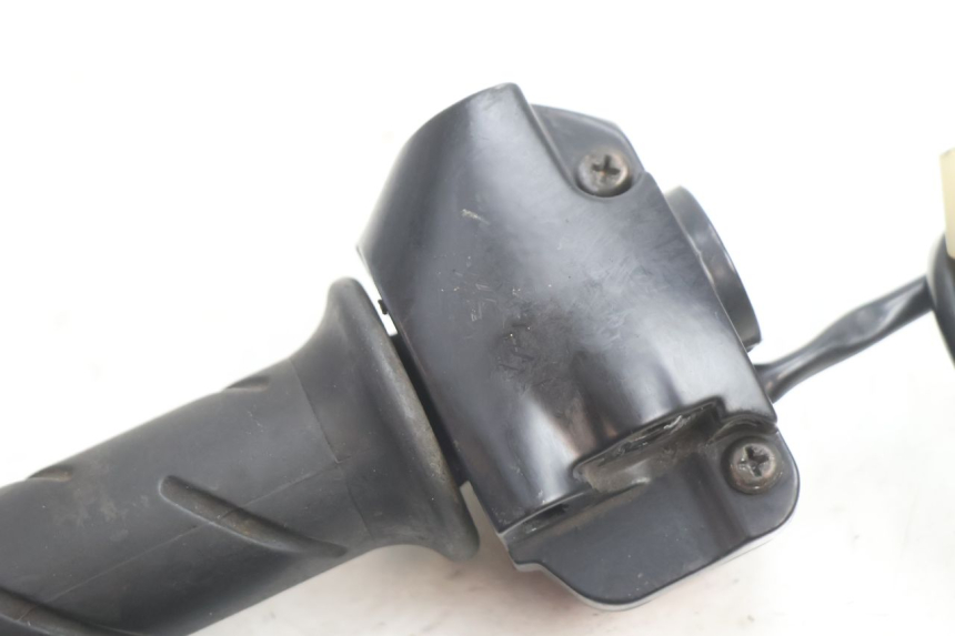photo de COMMODO DROIT PEUGEOT VIVACITY 50 (2004 - 2009) - Gros plan technique