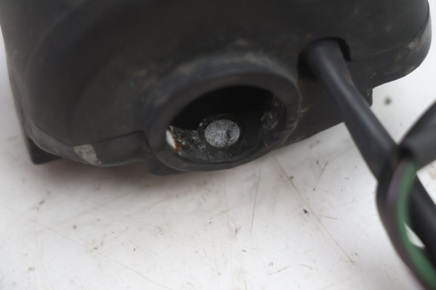 photo de COMMODO DROIT PEUGEOT VIVACITY 50 (1998 - 2003) - Points de fixation