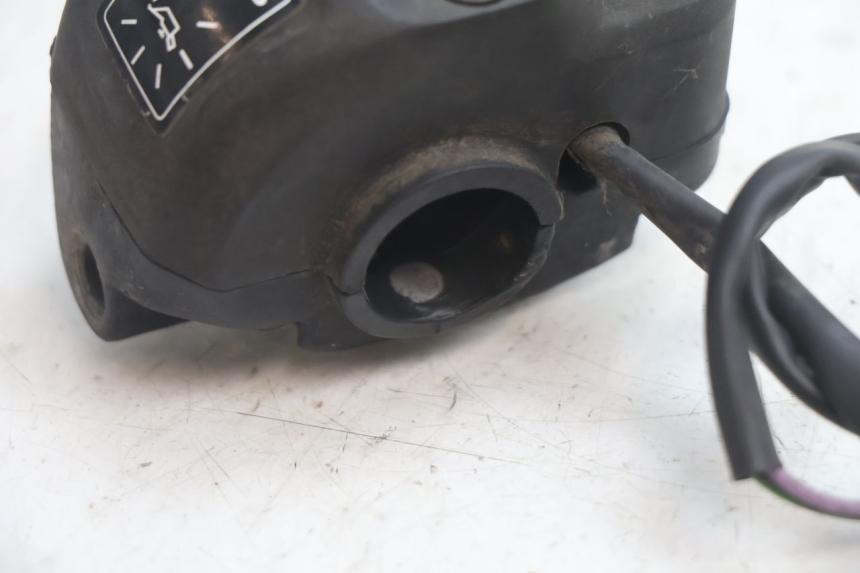 photo de COMMODO DROIT PEUGEOT VIVACITY 50 (2004 - 2009) - Gros plan technique