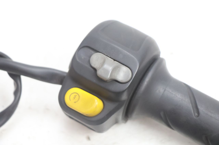 photo de COMMODO DROIT PEUGEOT VIVACITY 100 (1999 - 2008) - Détail de la pièce