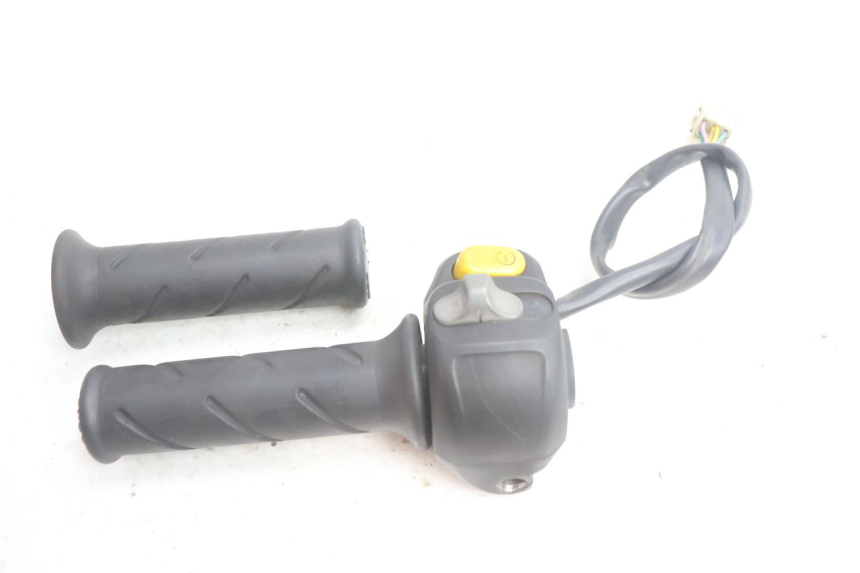 photo de COMMODO DROIT PEUGEOT VIVACITY 100 (1999 - 2008) - Autre angle de vue