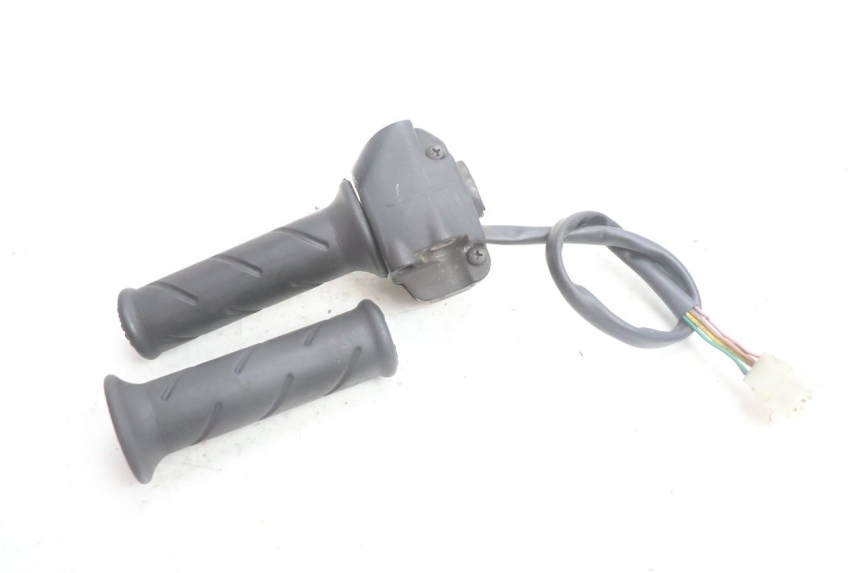 photo de COMMODO DROIT PEUGEOT VIVACITY 100 (1999 - 2008) - Gros plan technique