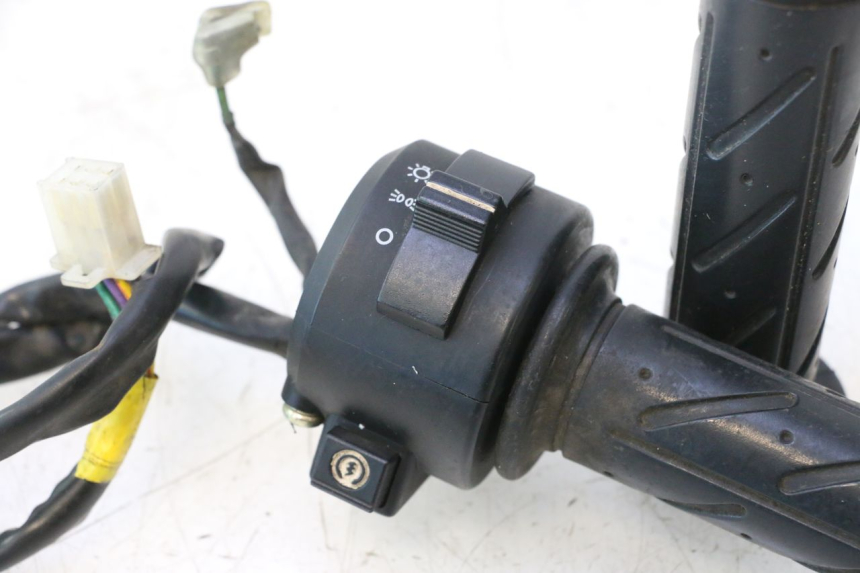 photo de COMMODO DROIT DAELIM VJ ROADWIN 125 (2004 - 2007) - Détail de la pièce
