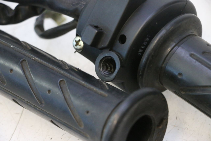 photo de COMMODO DROIT DAELIM VJ ROADWIN 125 (2004 - 2007) - Points de fixation
