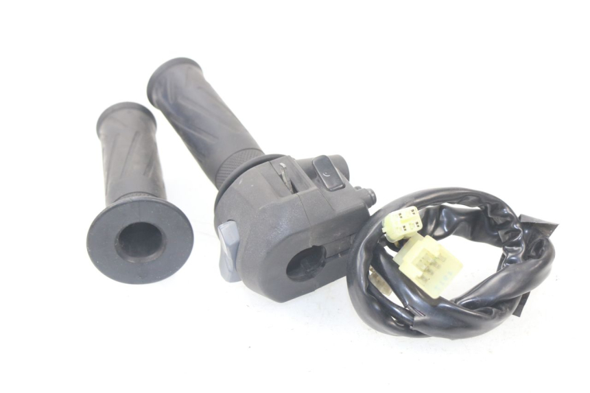 photo de COMMODO DROIT YAMAHA XMAX X-MAX ABS 125 (2014 - 2016) - Gros plan technique