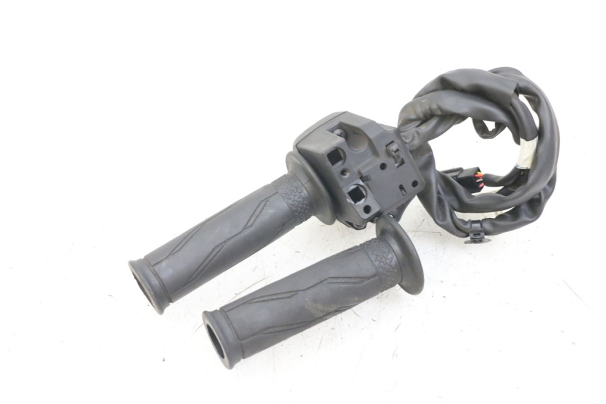 photo de COMMODO DROIT YAMAHA XMAX X-MAX ABS 125 (2017 - 2020)