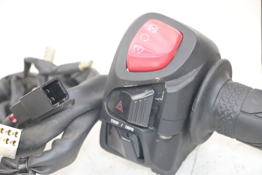 photo de COMMODO DROIT YAMAHA XMAX X-MAX ABS 125 (2017 - 2020)