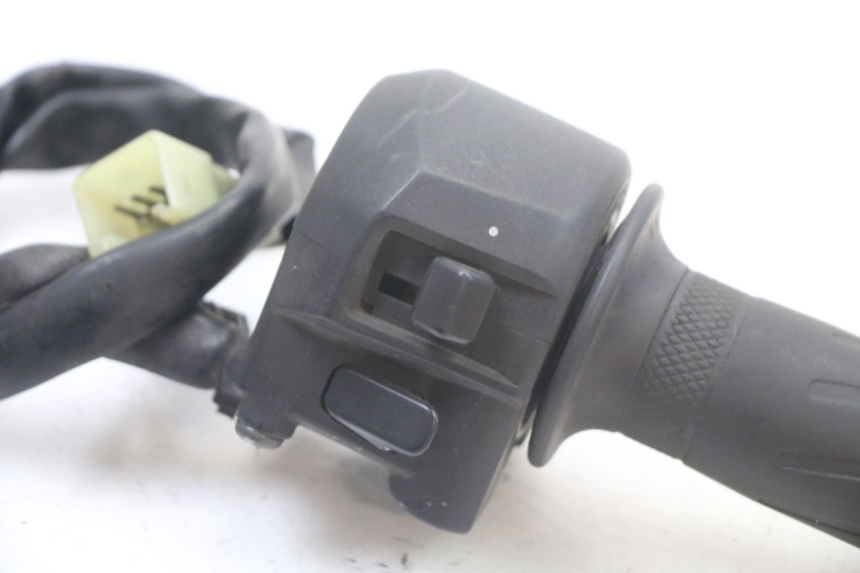 photo de COMMODO DROIT YAMAHA X-MAX XMAX ABS 250 (2010 - 2012) - Détail de la pièce
