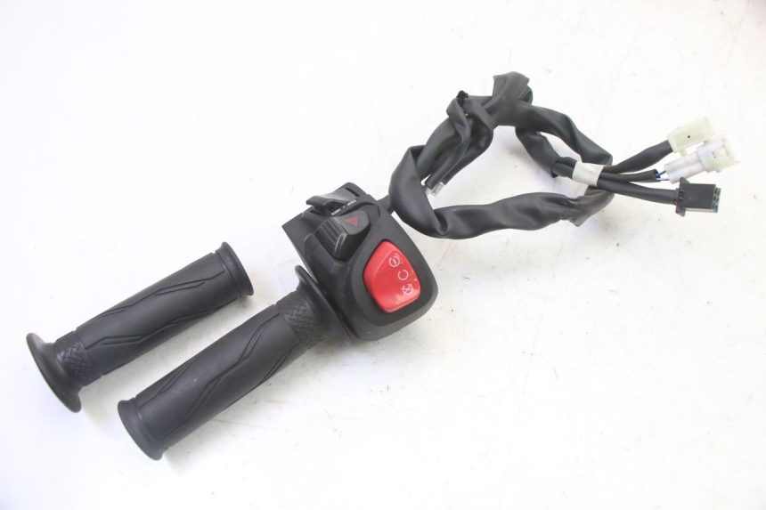 photo de COMMODO DROIT YAMAHA XMAX X-MAX 125 (2021 - 2025) - Autre angle de vue