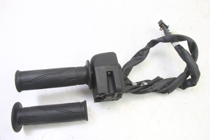 photo de COMMODO DROIT YAMAHA XMAX X-MAX 125 (2021 - 2025) - Vue d’ensemble