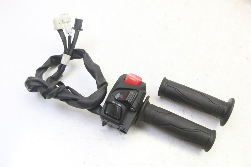 photo de COMMODO DROIT YAMAHA XMAX X-MAX 125 (2021 - 2025)