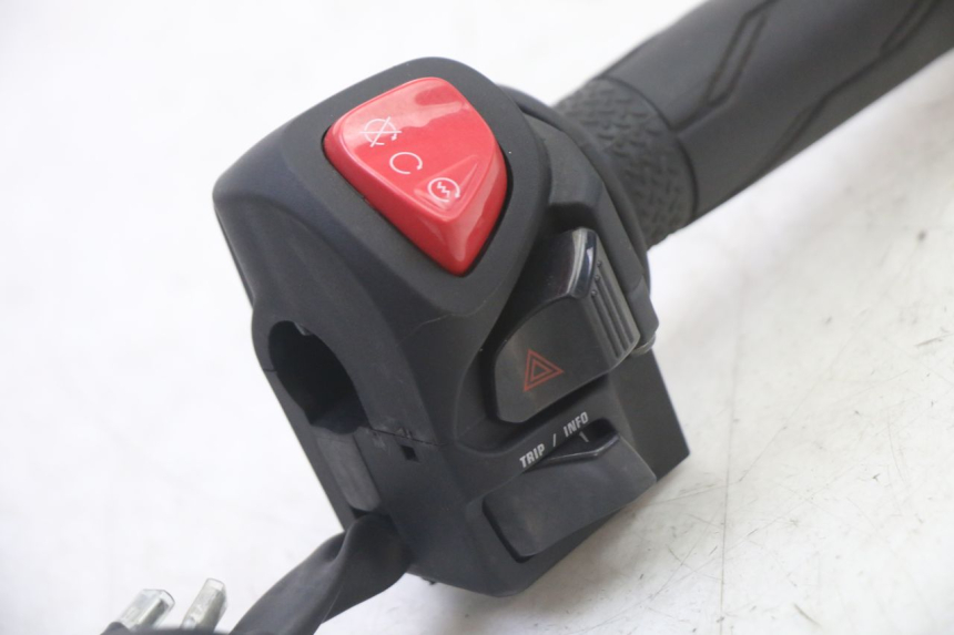 photo de COMMODO DROIT YAMAHA XMAX X-MAX 125 (2021 - 2025)