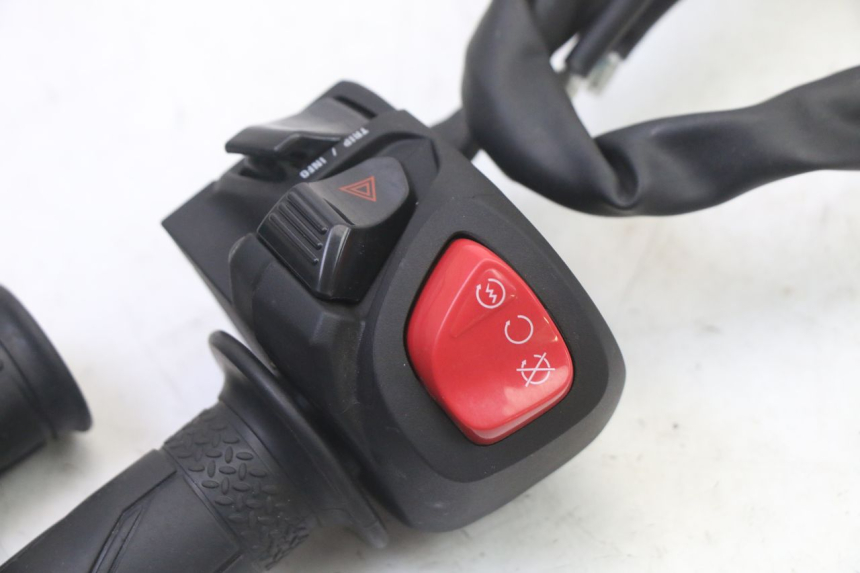photo de COMMODO DROIT YAMAHA XMAX X-MAX 125 (2021 - 2025)