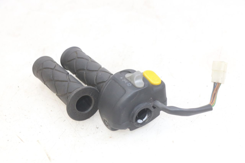 photo de COMMODO DROIT YAMAHA YP MAJESTY 125 (1998 - 2001)