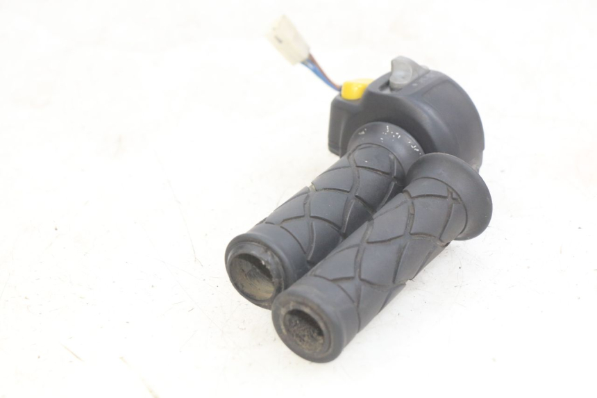 photo de COMMODO DROIT YAMAHA YP MAJESTY 125 (1998 - 2001)