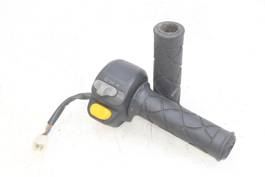 photo de COMMODO DROIT YAMAHA YP MAJESTY 125 (1998 - 2001)