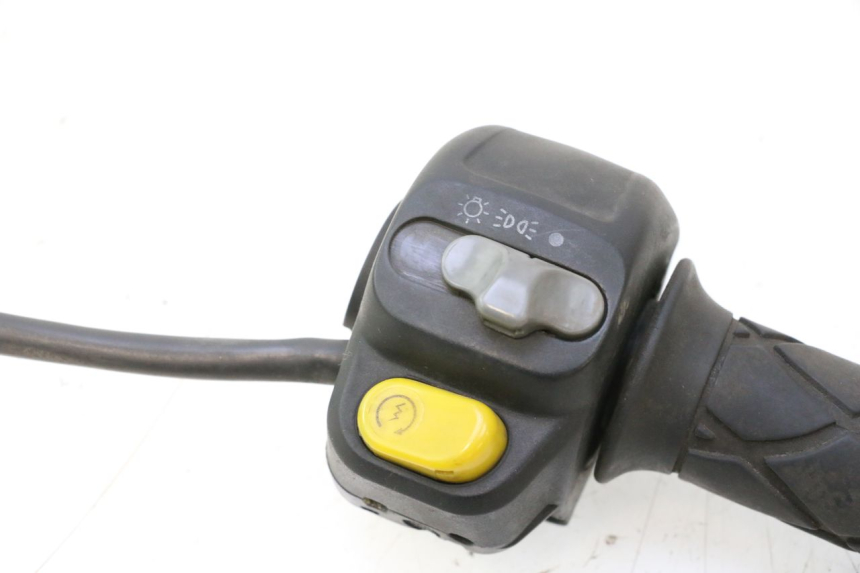 photo de COMMODO DROIT YAMAHA YP MAJESTY 125 (1998 - 2001) - Détail de la pièce