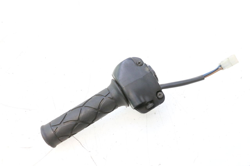 photo de COMMODO DROIT YAMAHA YP MAJESTY 125 (1998 - 2001) - Autre angle de vue
