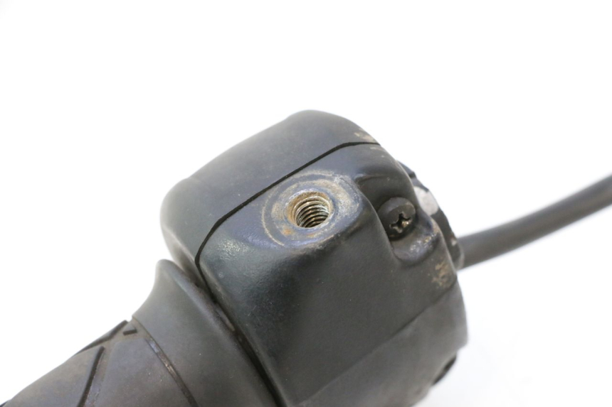 photo de COMMODO DROIT YAMAHA YP MAJESTY 125 (1998 - 2001) - Gros plan technique