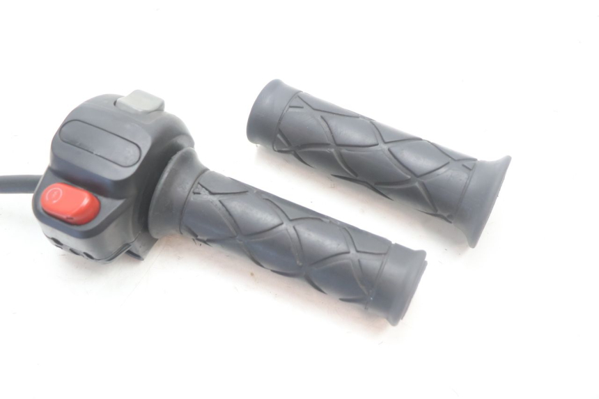 photo de COMMODO DROIT YAMAHA YP MAJESTY 125 (2007 - 2010) - Détail de la pièce