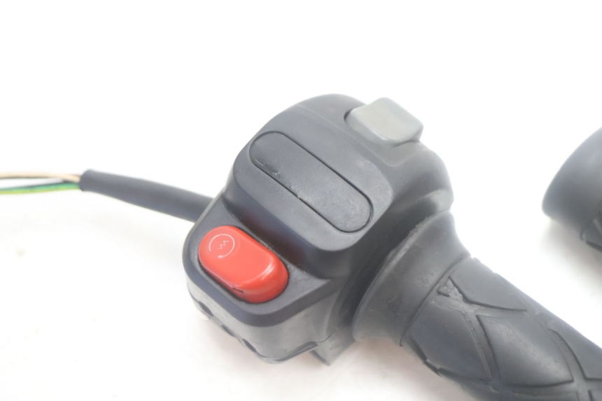 photo de COMMODO DROIT YAMAHA YP MAJESTY 125 (2007 - 2010) - Zoom état d’usage
