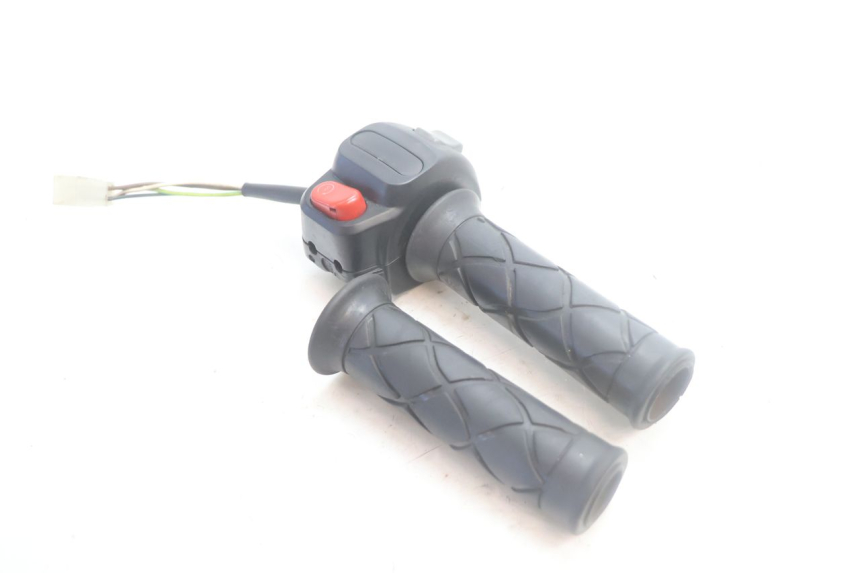 photo de COMMODO DROIT YAMAHA YP MAJESTY 125 (2007 - 2010) - Autre angle de vue
