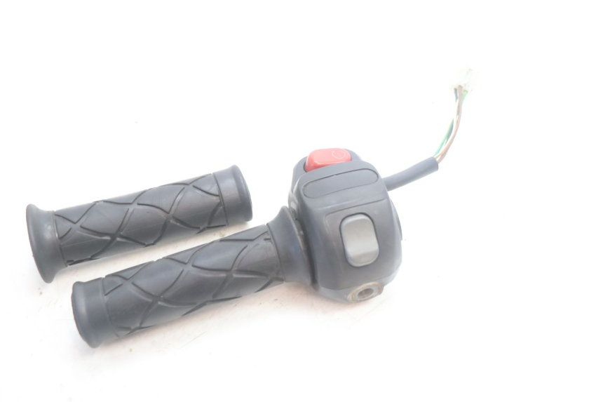 photo de COMMODO DROIT YAMAHA YP MAJESTY 125 (2007 - 2010) - Gros plan technique