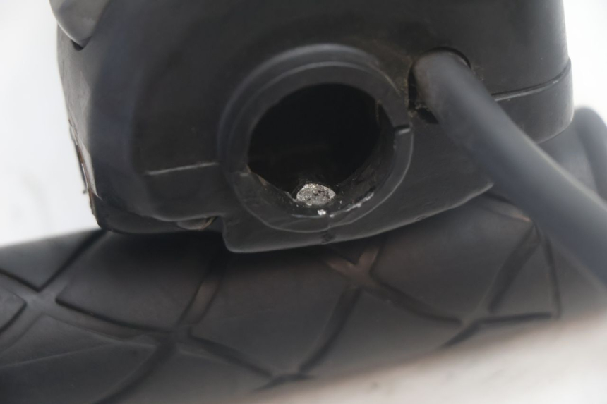 photo de COMMODO DROIT YAMAHA YP MAJESTY 125 (2007 - 2010) - État de surface