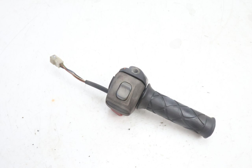 photo de COMMODO DROIT YAMAHA YP MAJESTY 125 (2007 - 2010) - Détail de la pièce