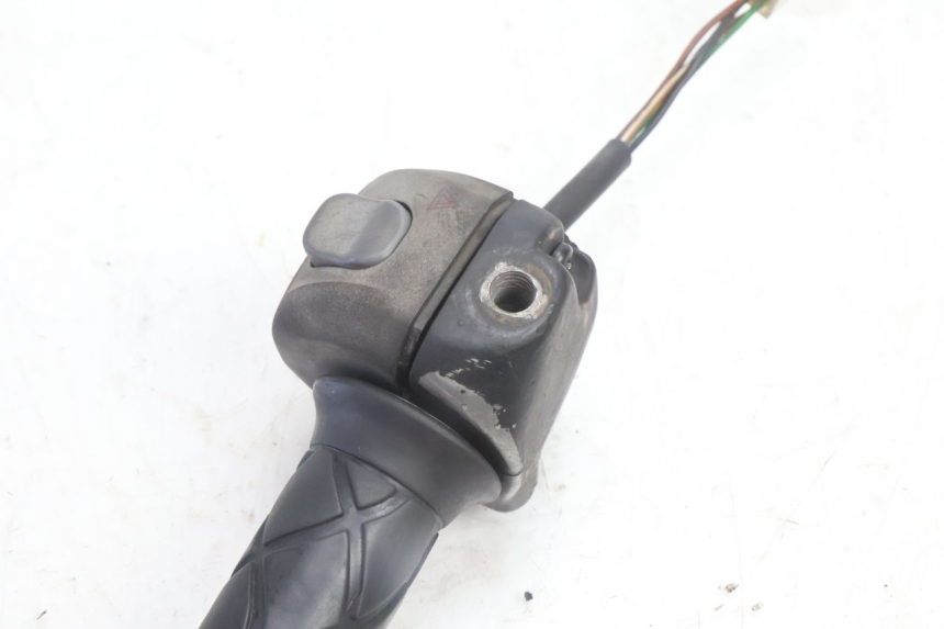 photo de COMMODO DROIT YAMAHA YP MAJESTY 125 (2007 - 2010) - Zoom état d’usage