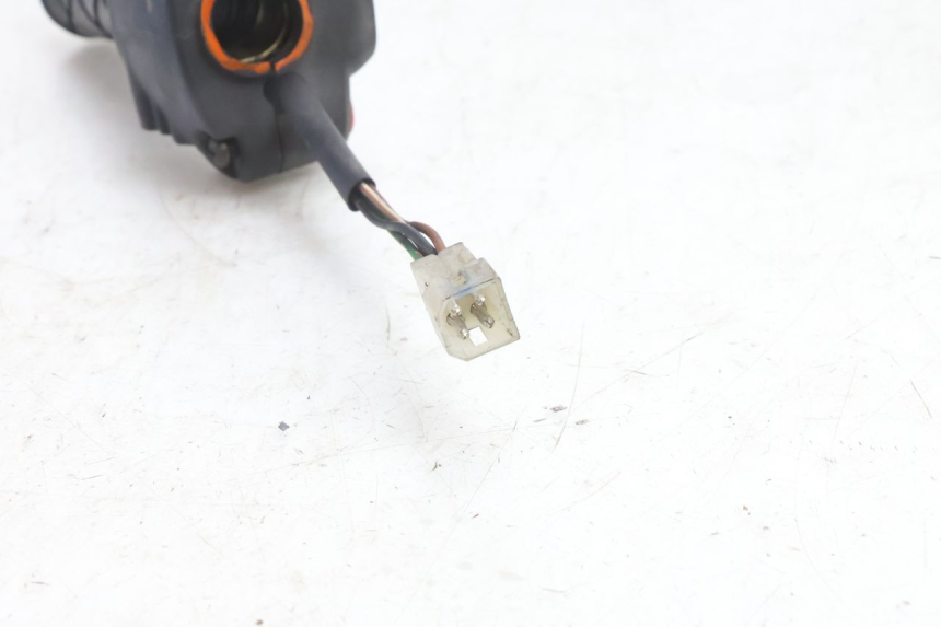 photo de COMMODO DROIT YAMAHA YP MAJESTY 125 (2007 - 2010) - Gros plan technique