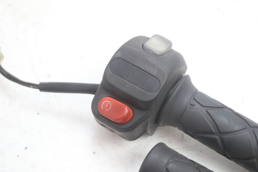 photo de COMMODO DROIT YAMAHA YP MAJESTY 125 (2002 - 2006) - Détail de la pièce