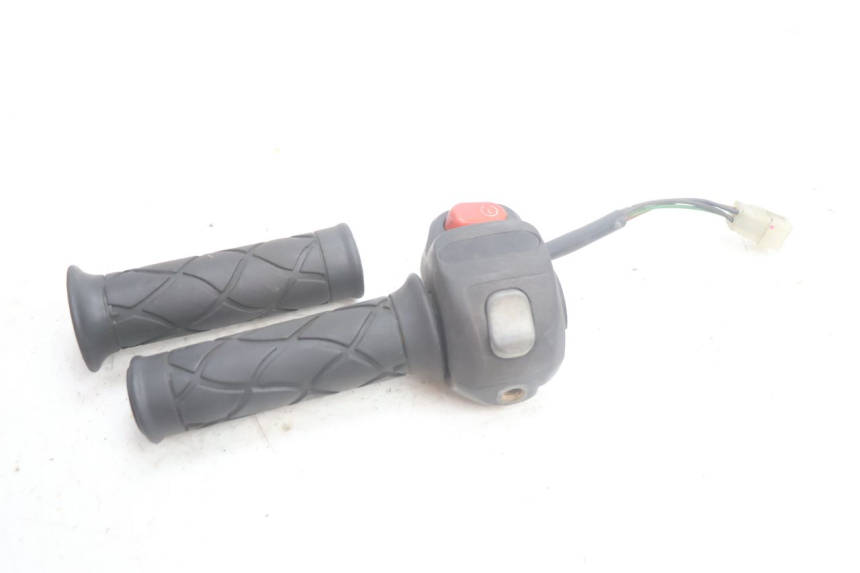 photo de COMMODO DROIT YAMAHA YP MAJESTY 125 (2002 - 2006) - Autre angle de vue