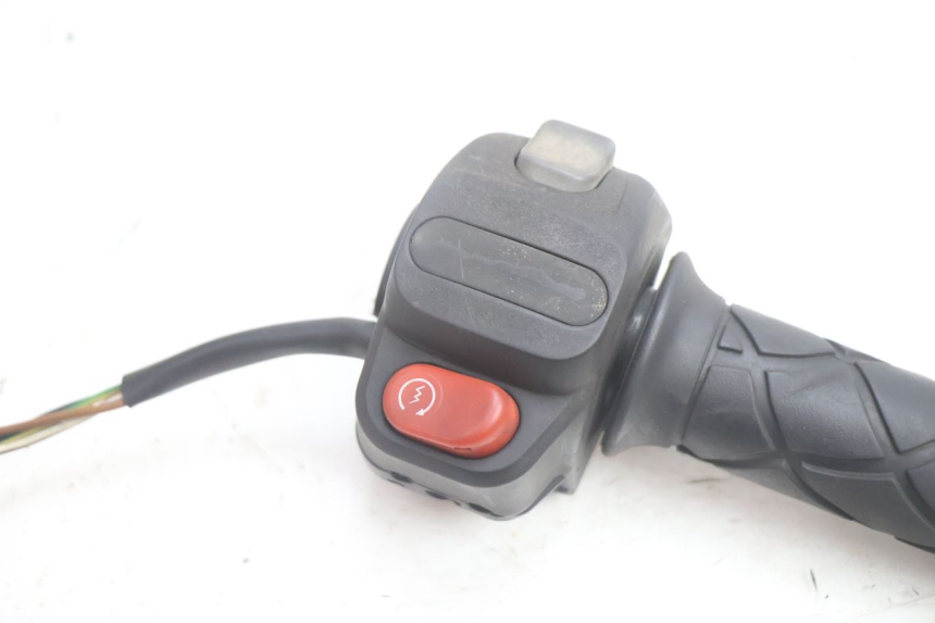 photo de COMMODO DROIT YAMAHA YP MAJESTY 125 (2002 - 2006) - Détail de la pièce