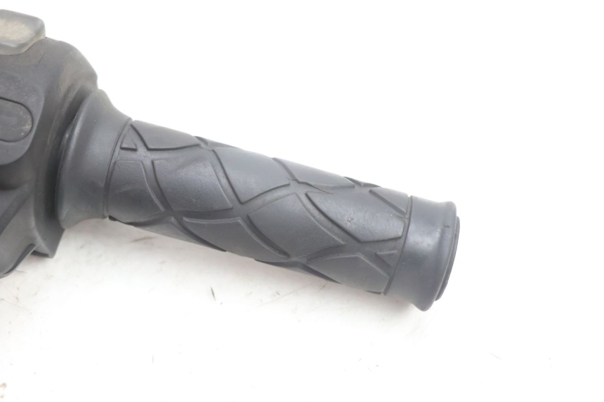 photo de COMMODO DROIT YAMAHA YP MAJESTY 125 (2002 - 2006) - Zoom état d’usage