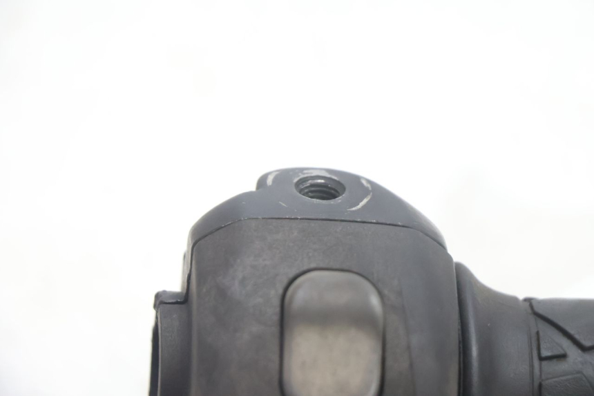 photo de COMMODO DROIT YAMAHA YP MAJESTY 125 (2002 - 2006) - Gros plan technique