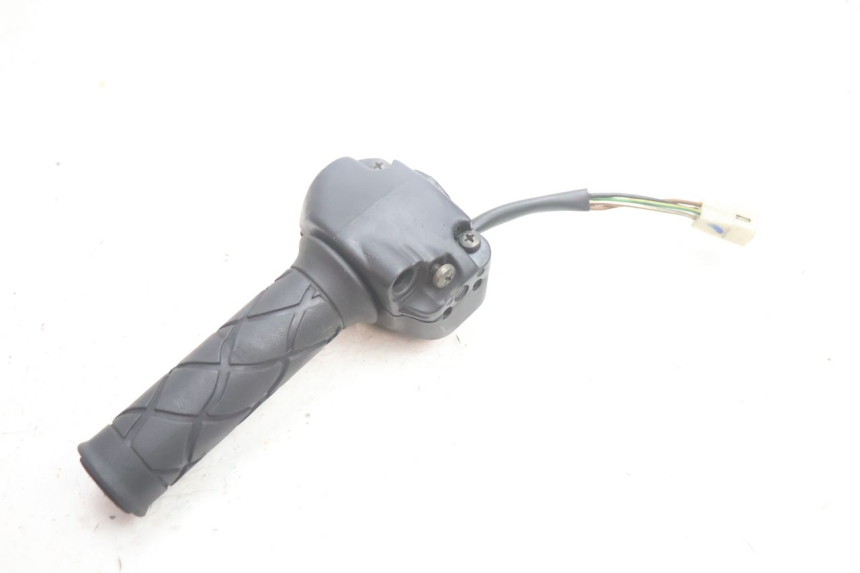photo de COMMODO DROIT YAMAHA YP MAJESTY 125 (2002 - 2006) - Points de fixation