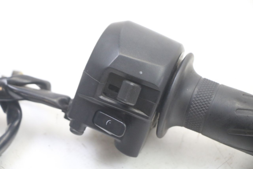 photo de COMMODO DROIT YAMAHA YP X-MAX XMAX 400 (2014 - 2017)