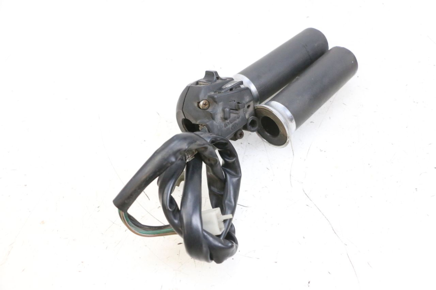 photo de COMMODO DROIT KYMCO ZING 125 (1997 - 2003) - Gros plan technique