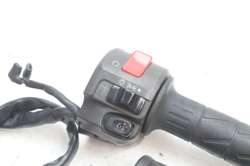 photo de COMMODO DROIT KAWASAKI ZZR 600 (1995 - 2004) - Détail de la pièce