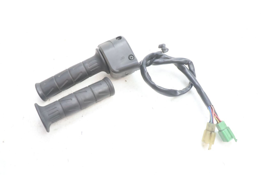 photo de COMMODO DROIT KAWASAKI ZZR 600 (1995 - 2004) - Gros plan technique