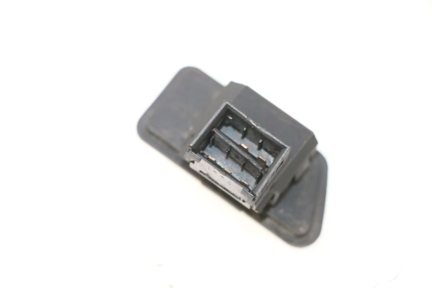 photo de COMMODO FEUX DE DETRESSE YAMAHA XMAX X-MAX 125 (2006 - 2009) - Autre angle de vue