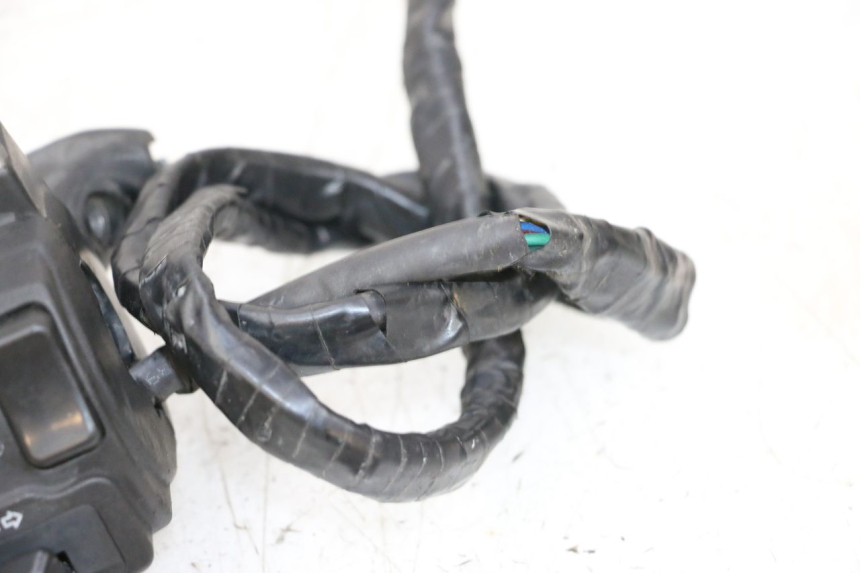 photo de COMMODO GAUCHE MBK BOOSTER SPIRIT NAKED 50 (2004 - 2017) - Vue produit