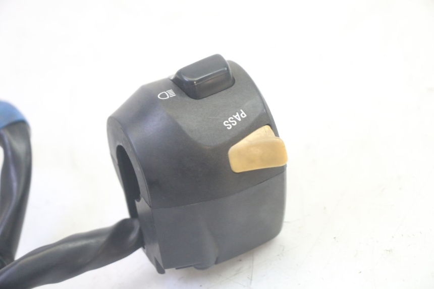 photo de COMMODO GAUCHE SUZUKI BURGMAN 125 (2007 - 2014) - Gros plan technique