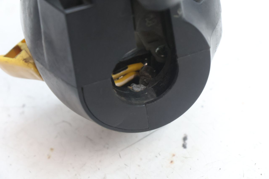 photo de COMMODO GAUCHE SUZUKI BURGMAN 125 (2007 - 2014) - Gros plan technique