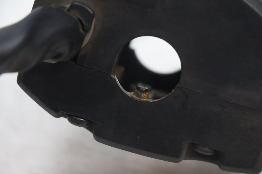 photo de COMMODO GAUCHE SUZUKI BURGMAN EXECUTIVE ABS 650 (2006 - 2012) - Points de fixation