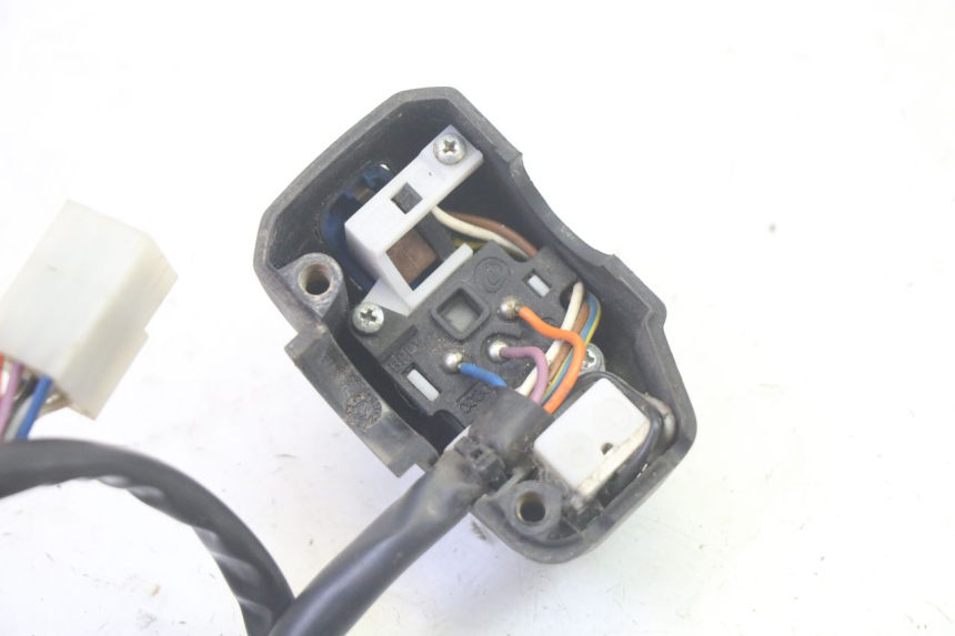 photo de COMMODO GAUCHE PEUGEOT ELYSEO 125 (1999 - 2004) - Gros plan technique