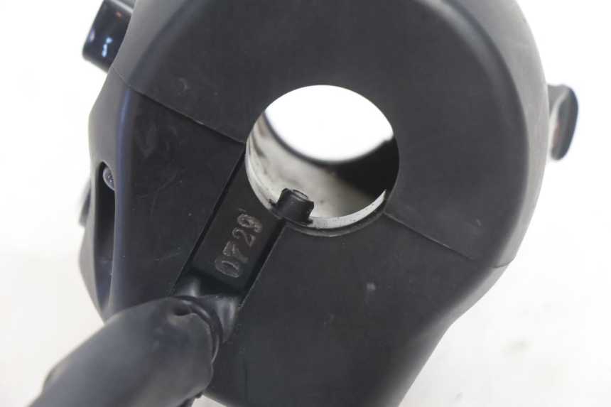 photo de COMMODO GAUCHE YAMAHA FZ8 800 (2010 - 2016) - Points de fixation